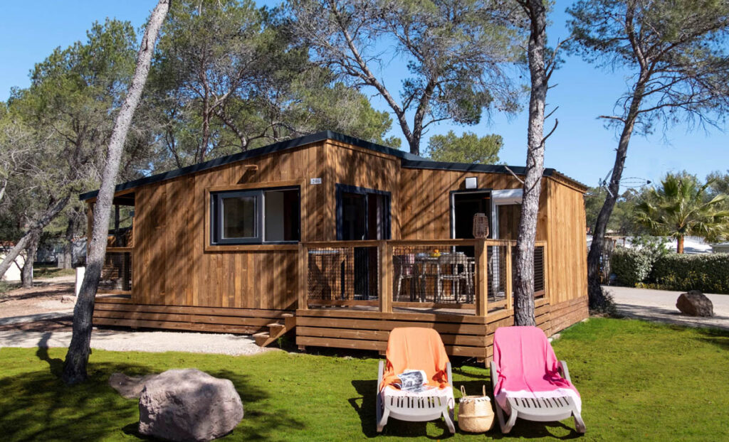 Chalet tout en bois à louer sur la Côte d’Azur, hébergement grand confort avec terrasse, jardin, climatisation et cuisine équipée.
