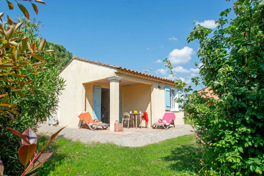 Extérieur d'une Villa Premium 2 chambres à Oasis Village, terrasse couverte avec transats et jardin privatif