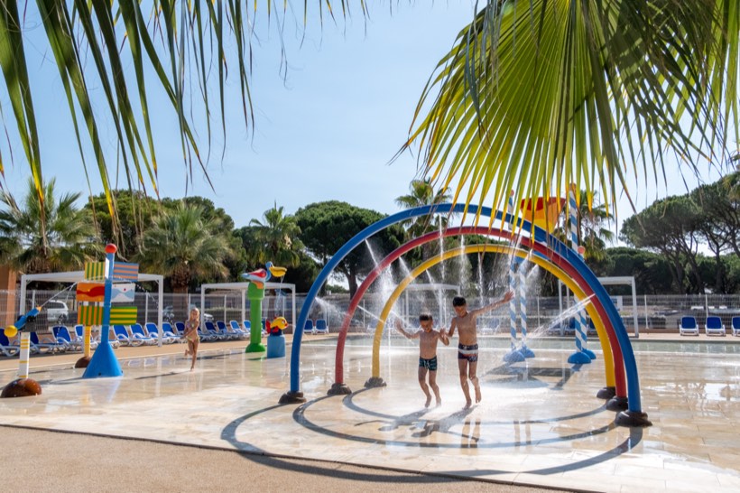 Waterspelletjes voor kinderen in het waterpark