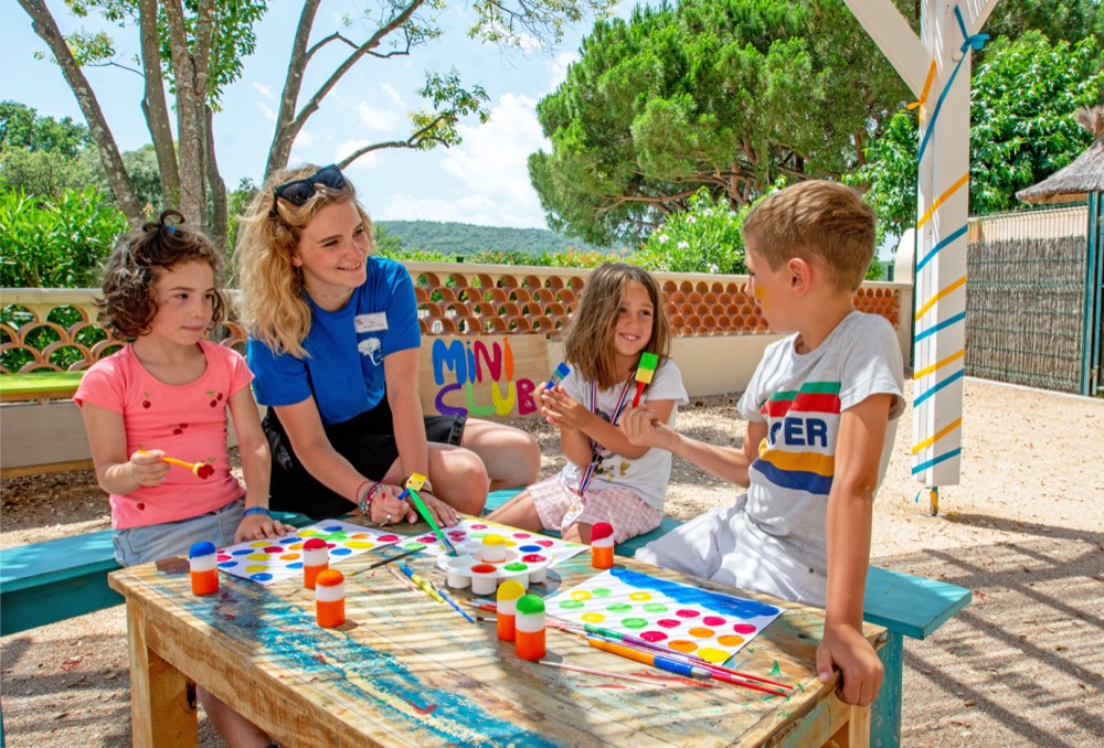 Atelier créatif du club enfants encadré par une animatrice