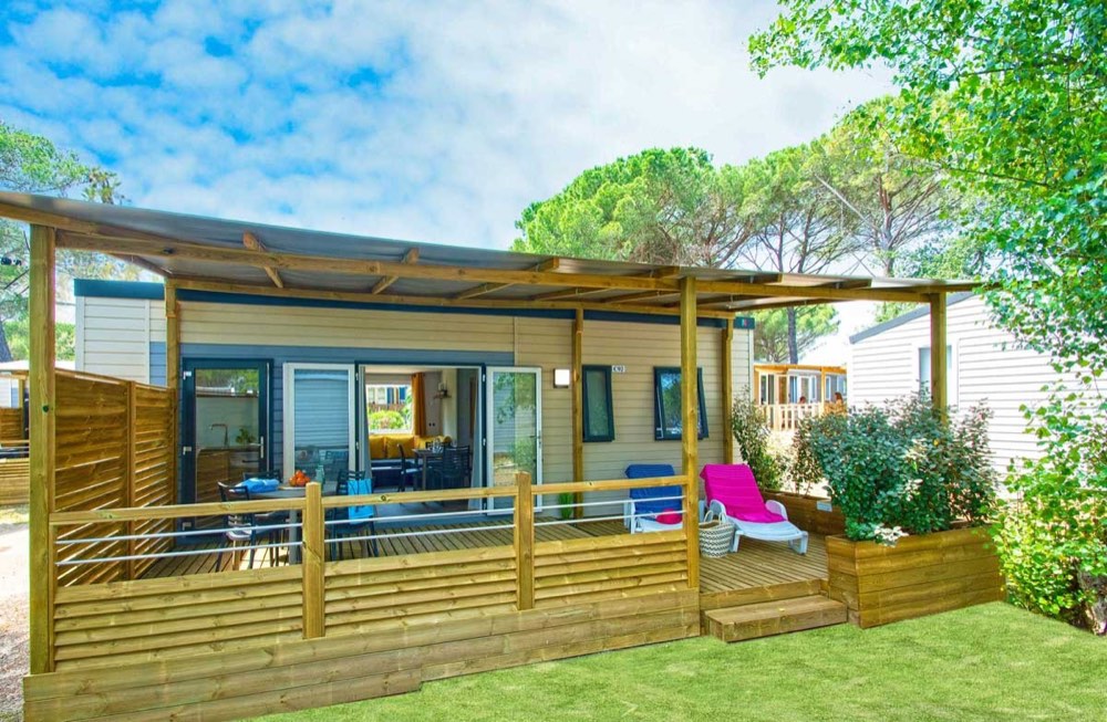 Mobil-home avec grande terrasse en bois et pergola