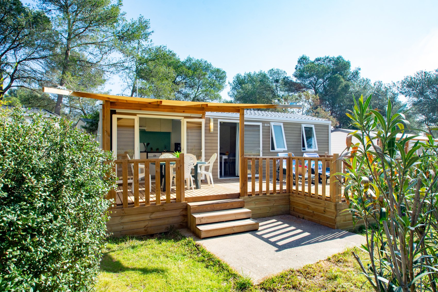 Bungalow et sa terrasse en bois, au calme dans la pinède