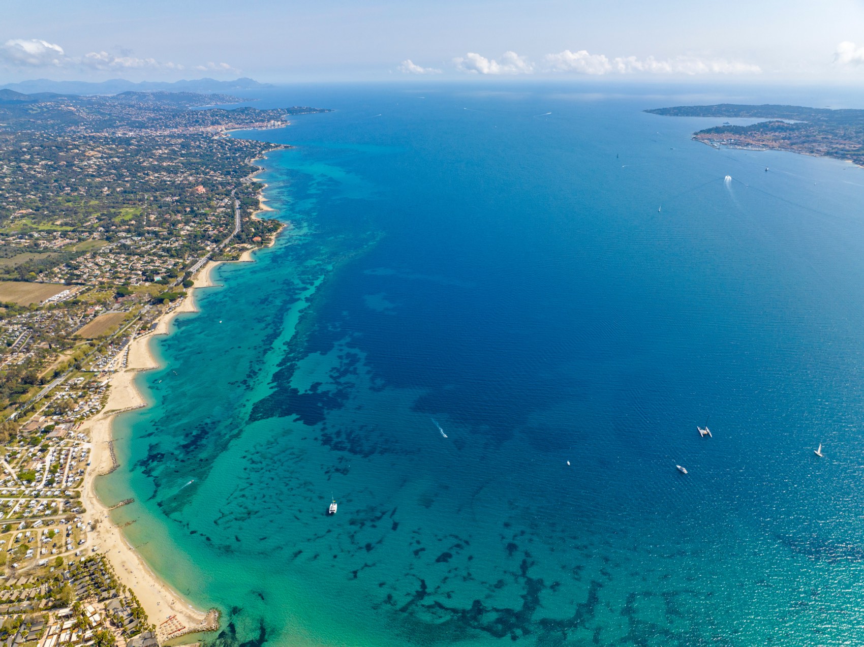 Vue aérienne du littoral turquoise de la Côte d'Azur