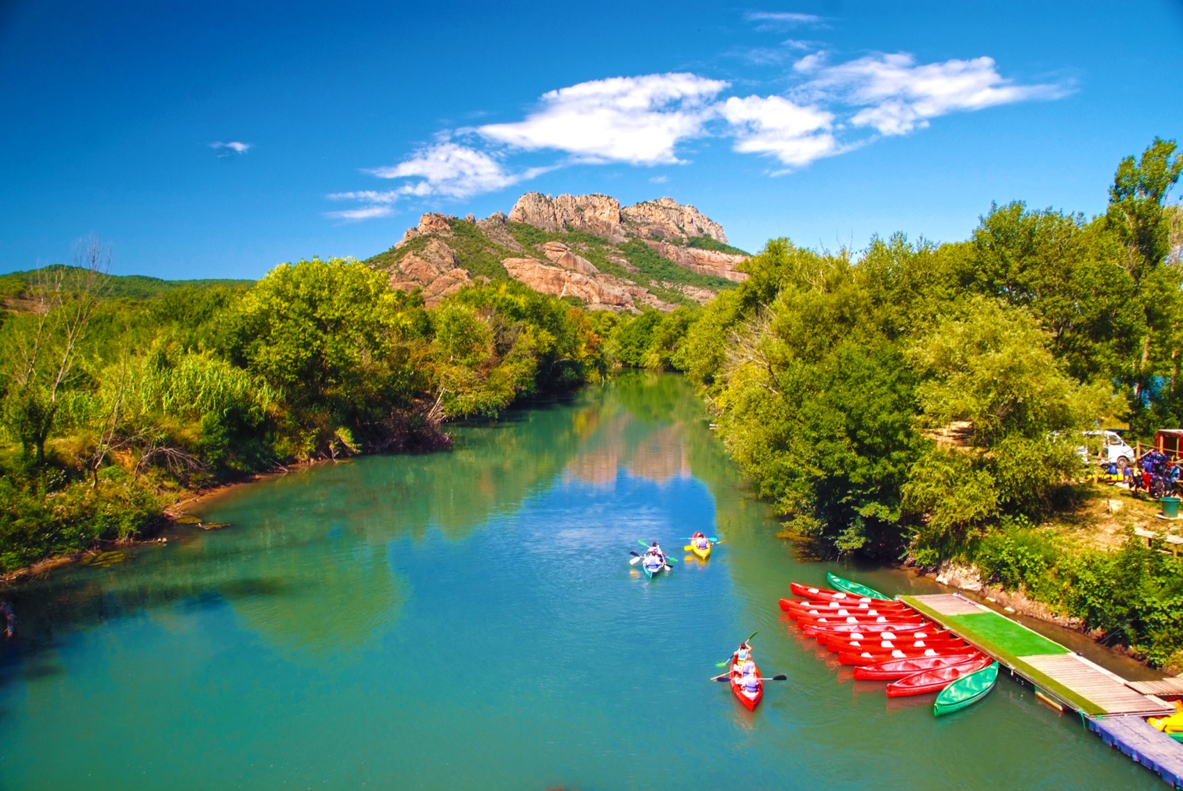 Canoës sur la rivière au pied du Rocher de Roquebrune