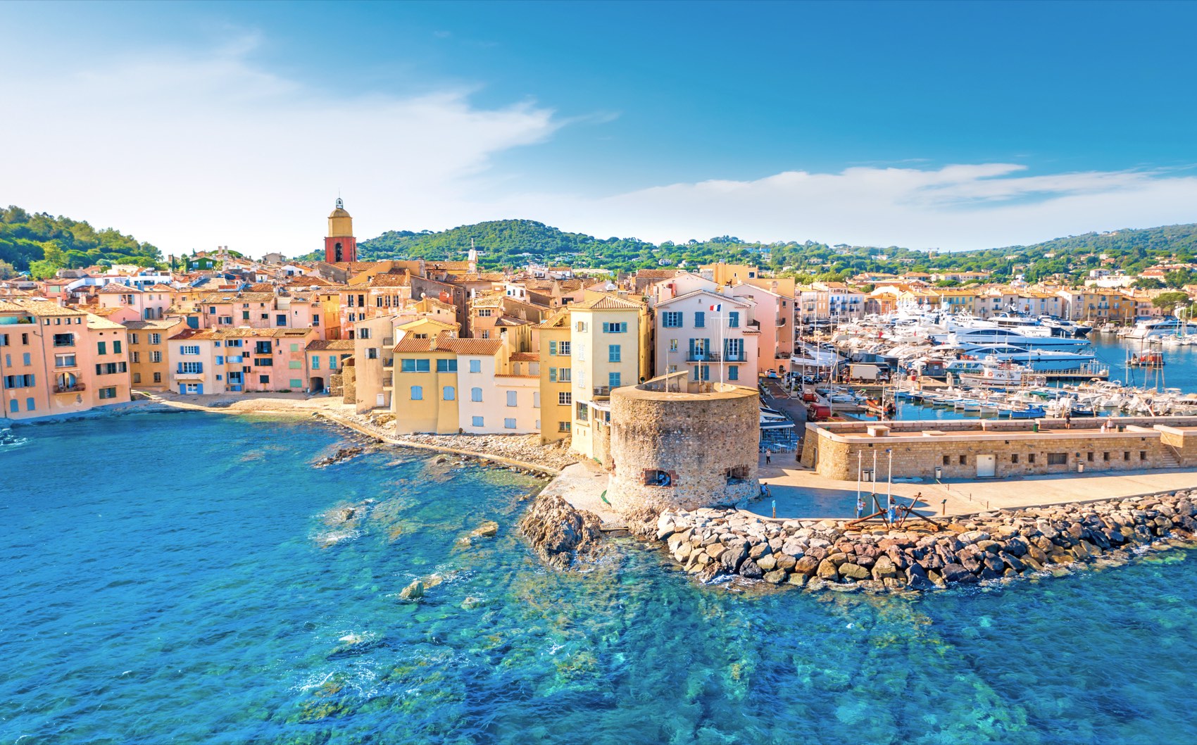 Le port de Saint-Tropez et ses façades colorées au soleil