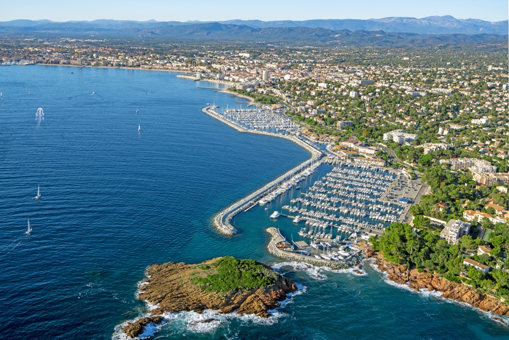 Vue aérienne du littoral entre Fréjus et Saint-Tropez